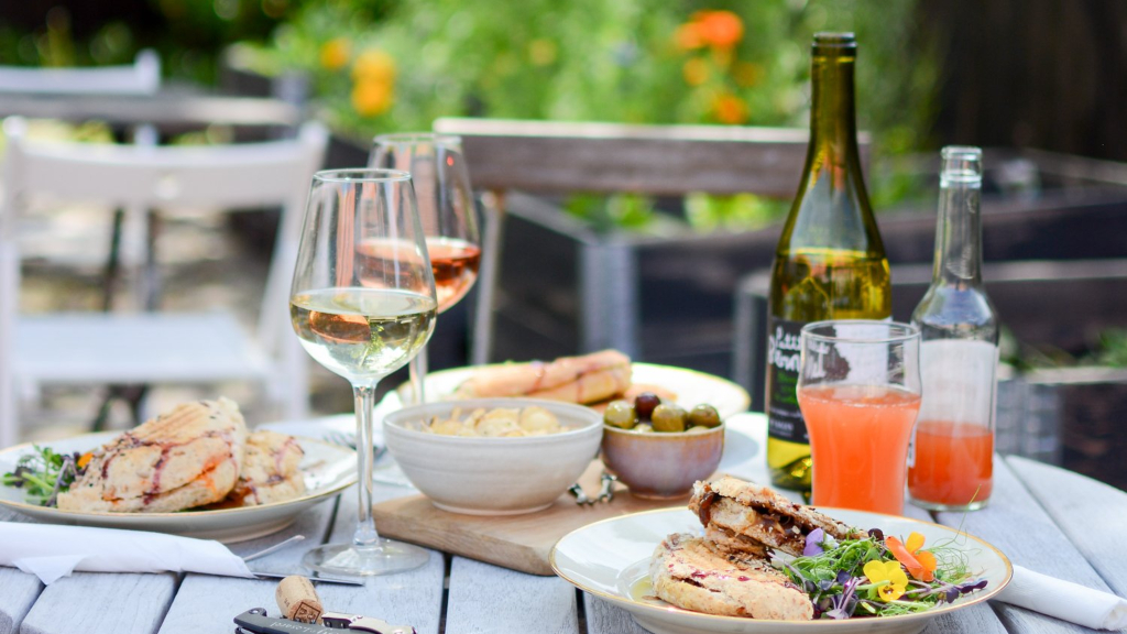 Good food served in the yard at Den Gamle Købmandsgaard.