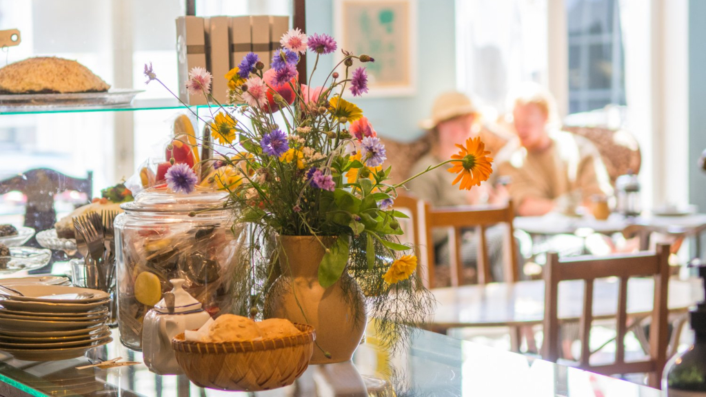 Fresh field bouquet on the counter in Café Den gamle Købmandsgaard.