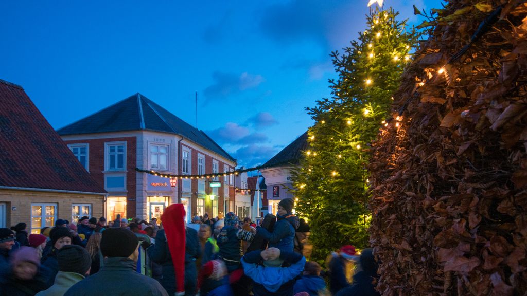 Santa Claus arrives with Samka