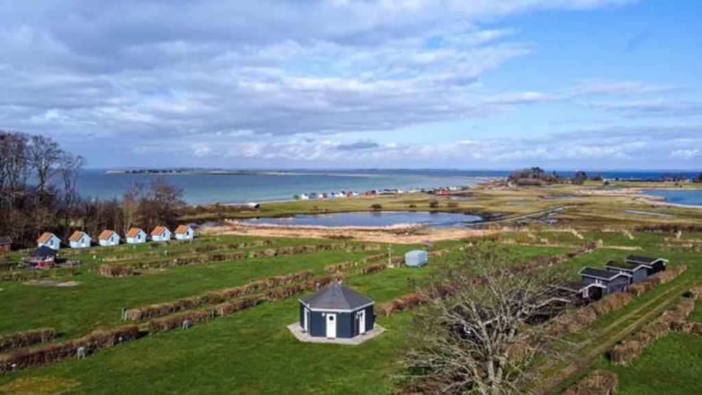 Masser af kvadratmeter at boltre sig på på Ærøskøbing feriehytter og camping