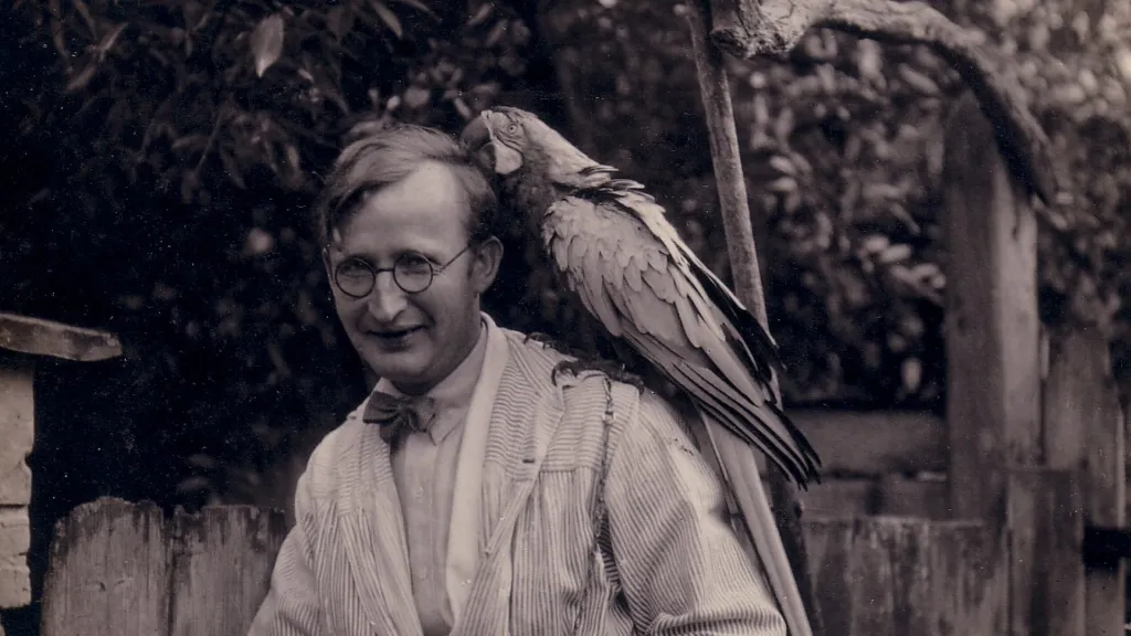 Gunnar Hammerich med sin papegøje på skulderen.