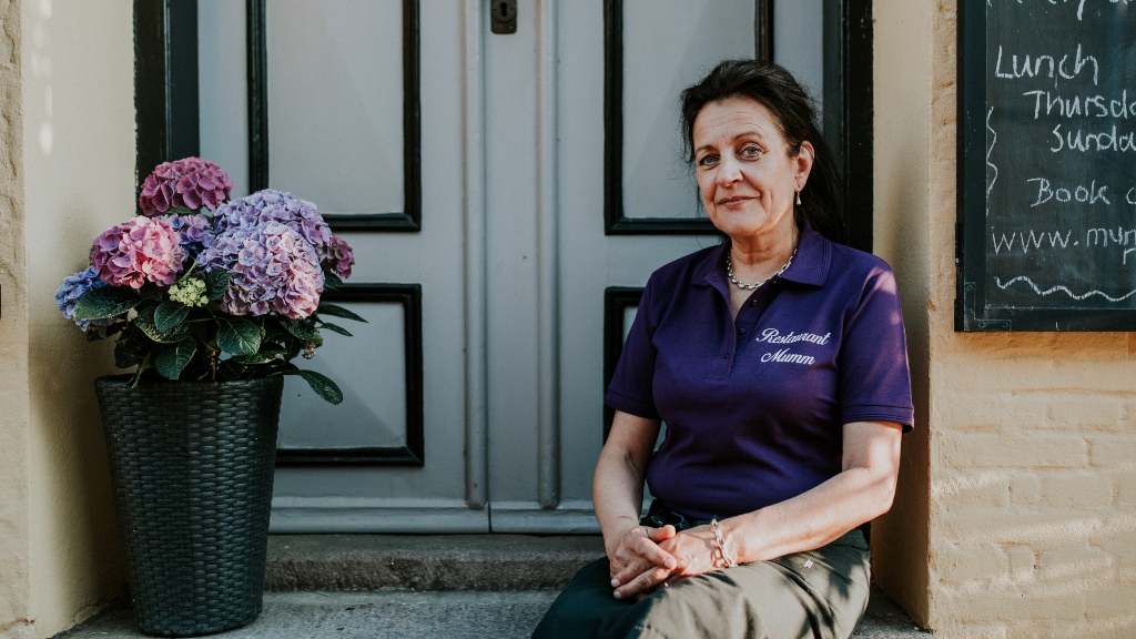 Pia byder velkommen til Restaurant Mumm.