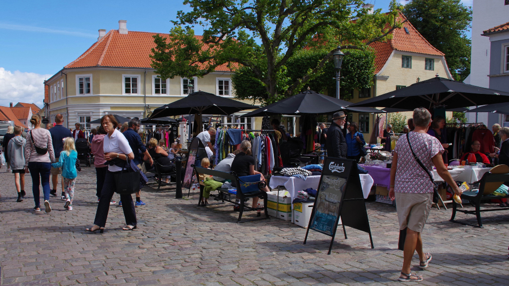 Ærøboerne mødes onsdage og lørdage om sommeren til torvemarked i Ærøskøbing.