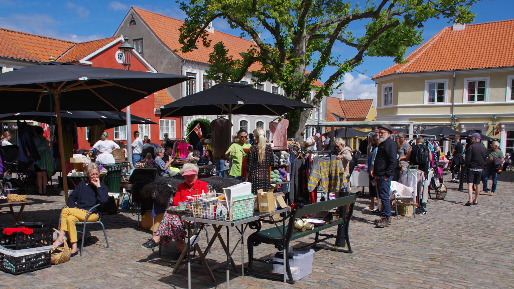 Ærøboerne mødes onsdage og lørdage om sommeren til torvemarked i Ærøskøbing.