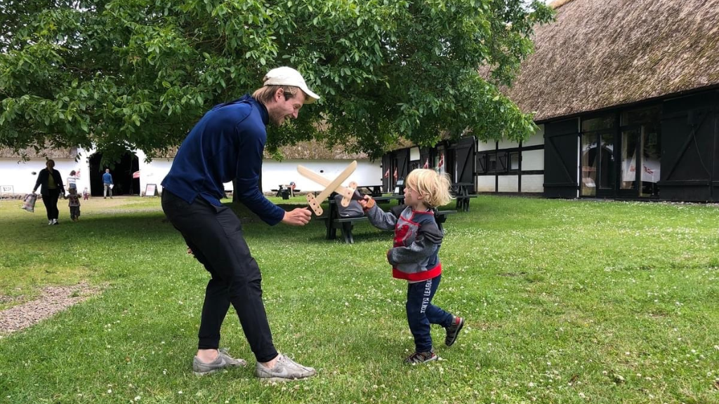 Barn og voksen på Søbygaard
