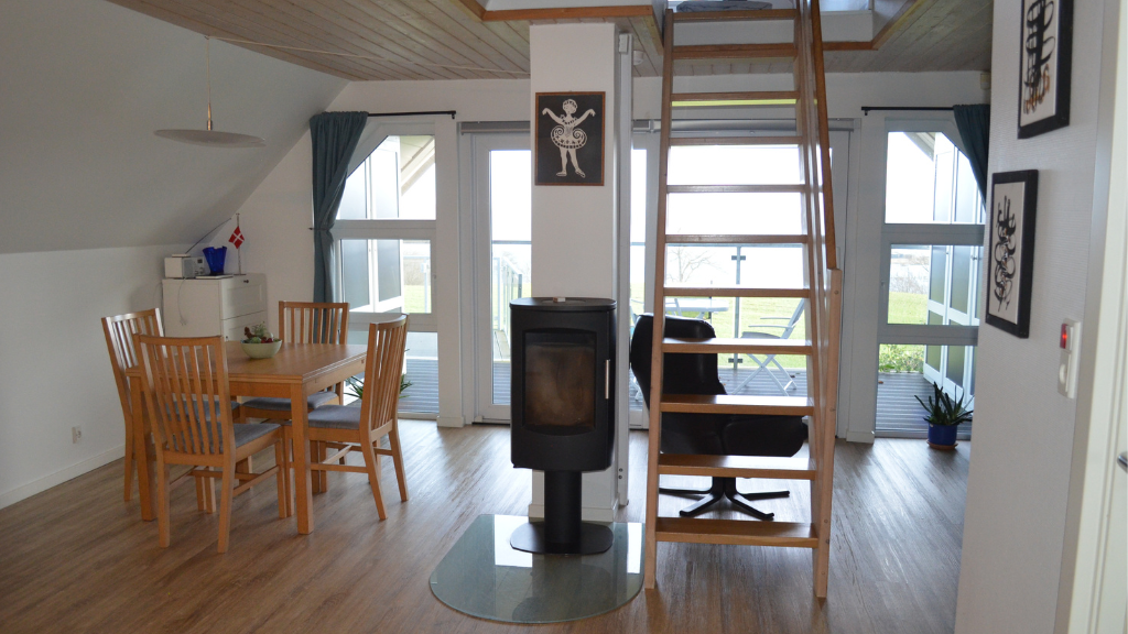 Esstisch und Kaminbereich in einer Ferienwohnung von Naturperlen