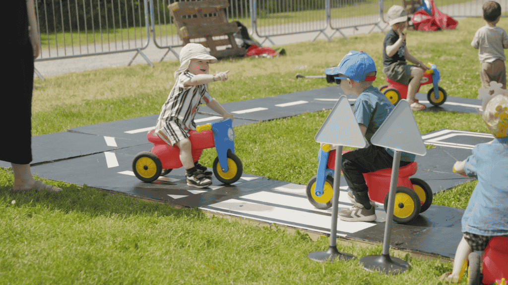 Small children on scooters at BørnefestiBAL