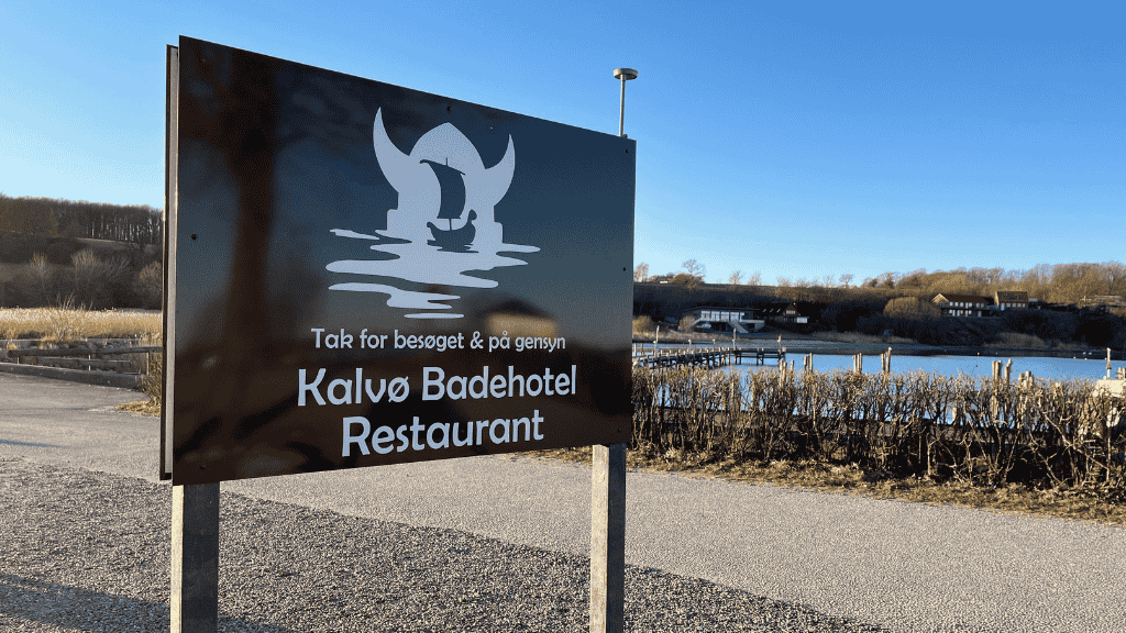 Skilt ved Kalvø Badehotel Restaurant