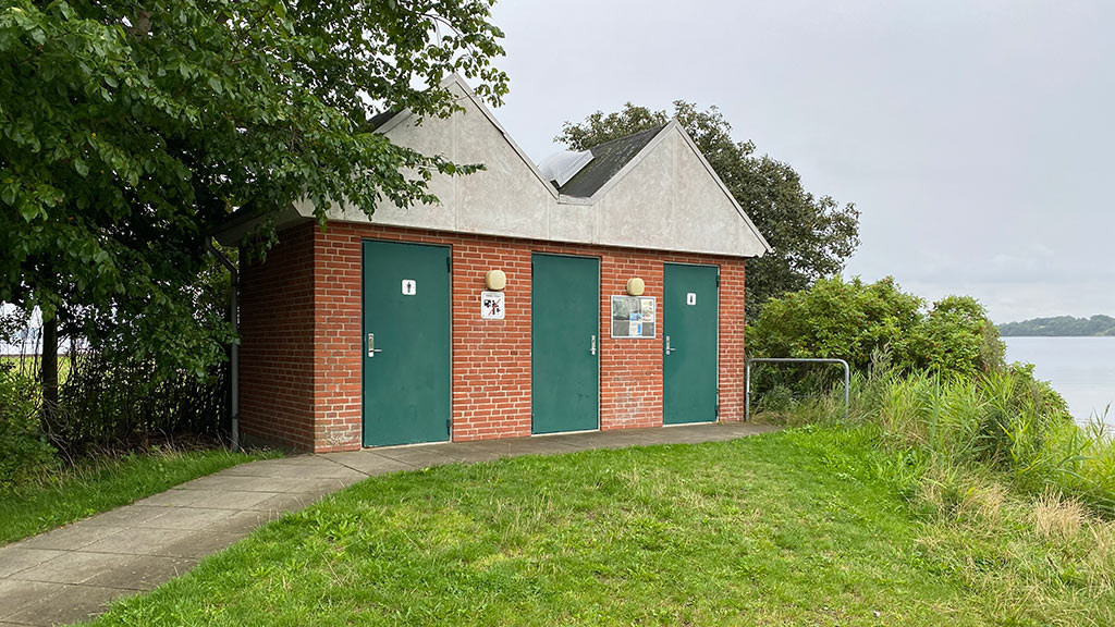 Toilettengebäude bei Stranderød mit dem Flensborg Fjord im Hintergrund
