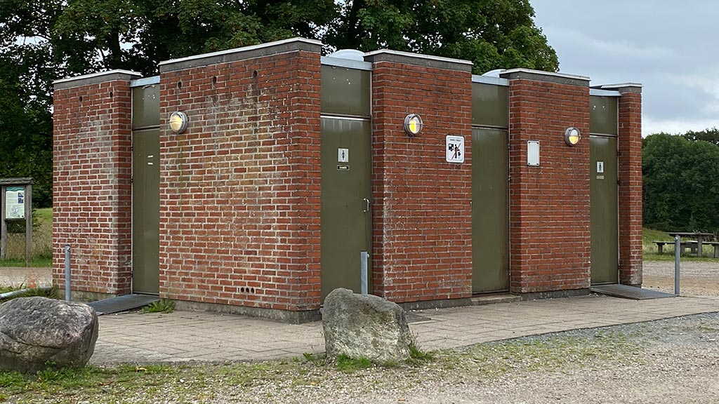Toilettengebäude nahe der Grenze in Kruså und direkt am Gendarmstien