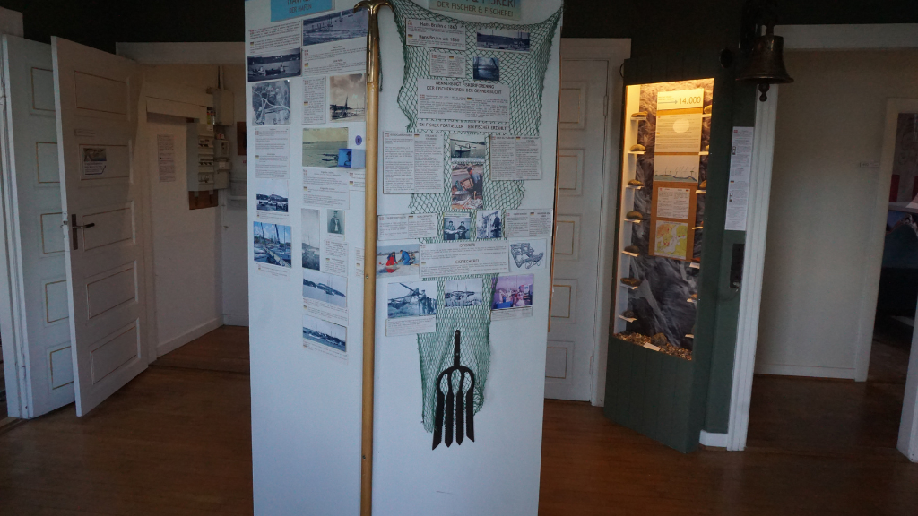 Søjle med plakater på Det Maritime Kalvø