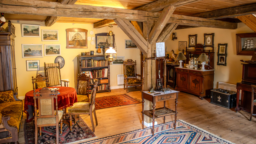 Wohnzimmer mit alten Möbeln in Rundemølle