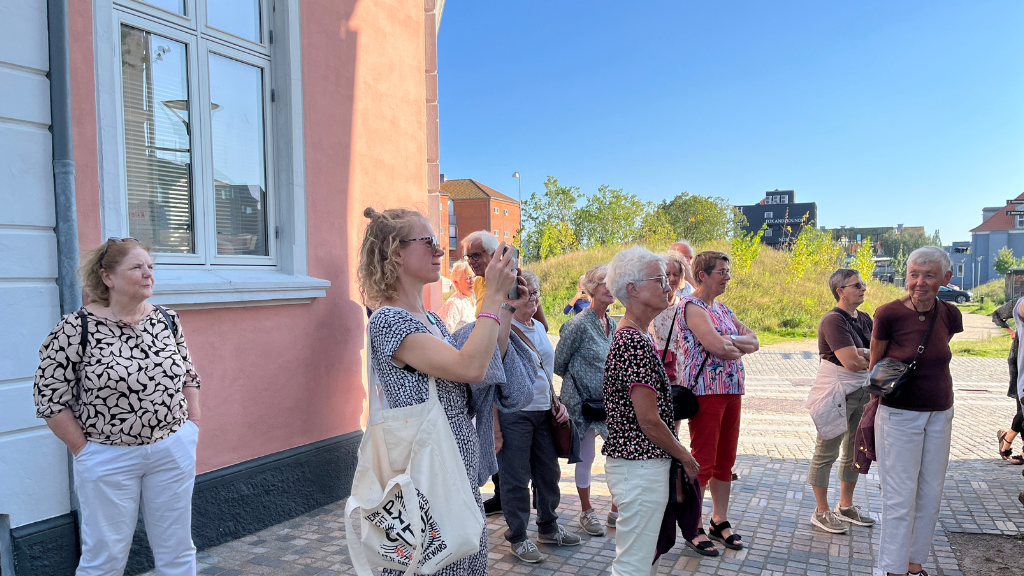 Eine Gruppe auf Stadtwanderung