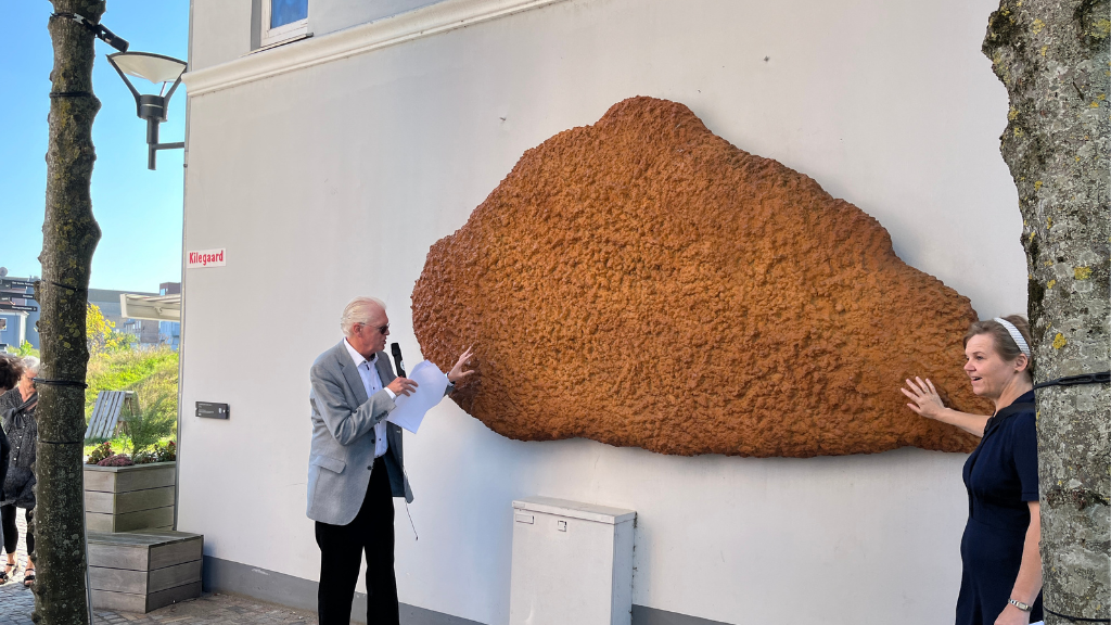 Zwei Stadtführer zeigen das Werk Kompleks Form Nr. 1