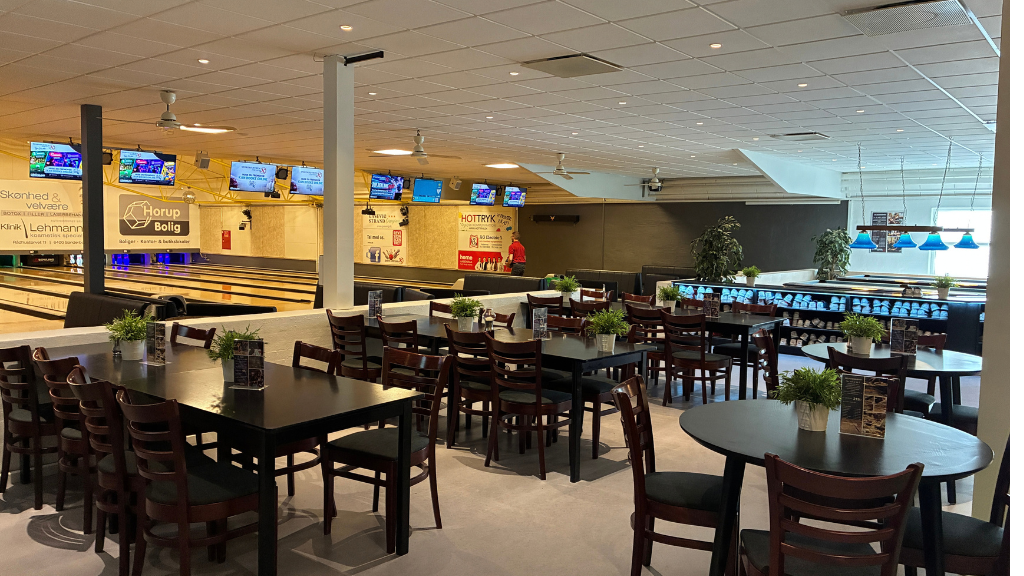 Tische und Stühle im Sportscentrum Aabenraa