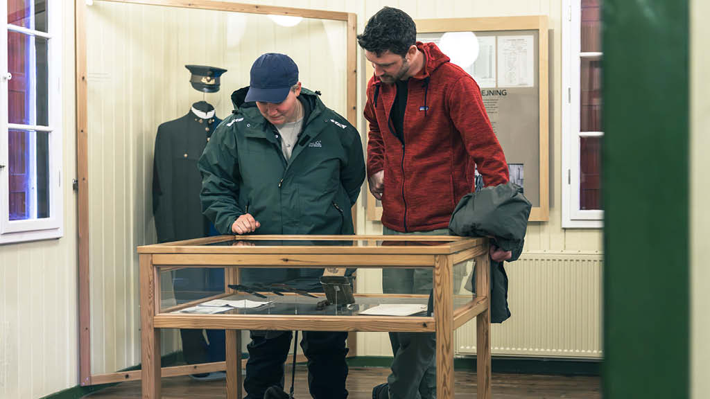 Besøgende i Frøslevlejrens Museum