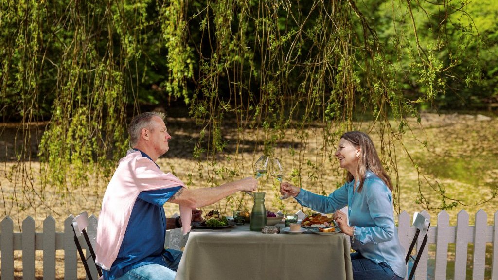 A couple drinks champagne at Restaurant Knapp