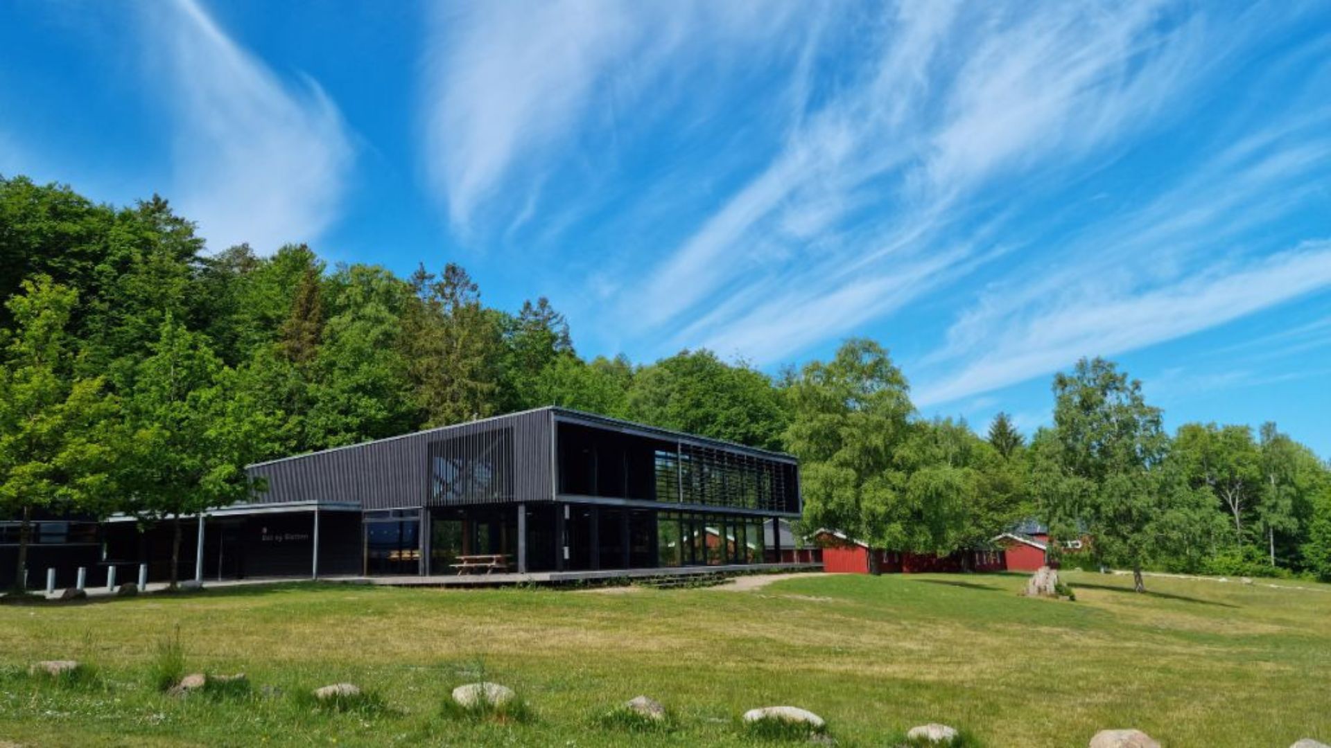 Med Søhøjlandets smukke natur som bagtæppe og frirum, tilbyder Friluftscenter Sletten en ramme, som vil give dig og dine kollegaer en uforglemmelig oplevelse.