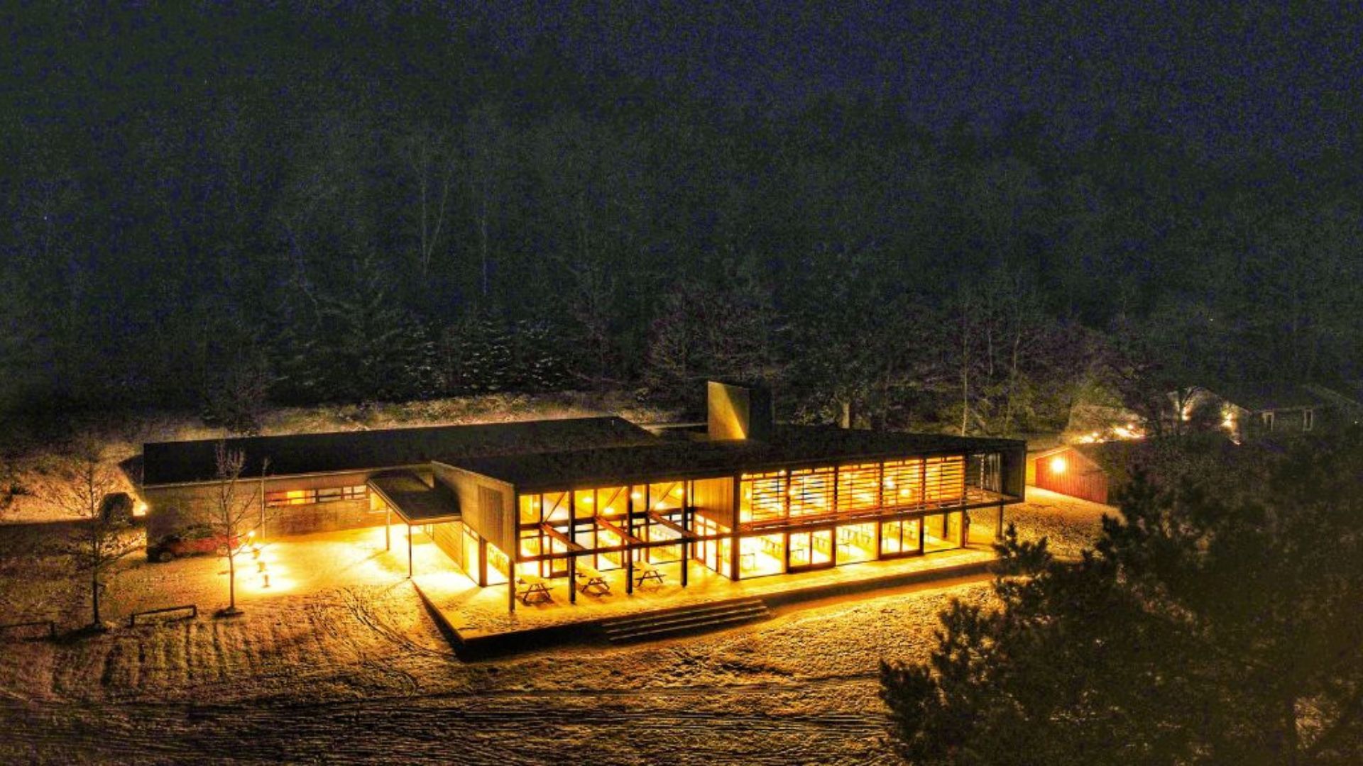 Med Søhøjlandets smukke natur som bagtæppe og frirum, tilbyder Friluftscenter Sletten en ramme, som vil give dig og dine kollegaer en uforglemmelig oplevelse.