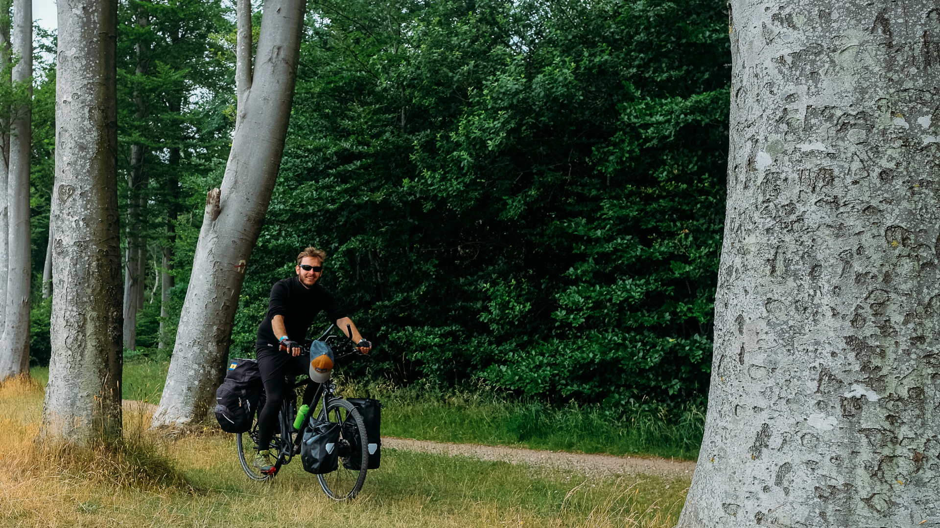 Man der er ude at cykle i naturen