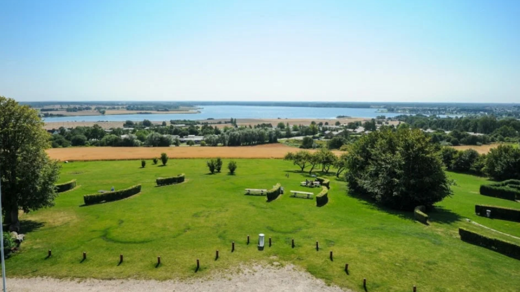 Grønne og gule marker med flot udsigt til havet.