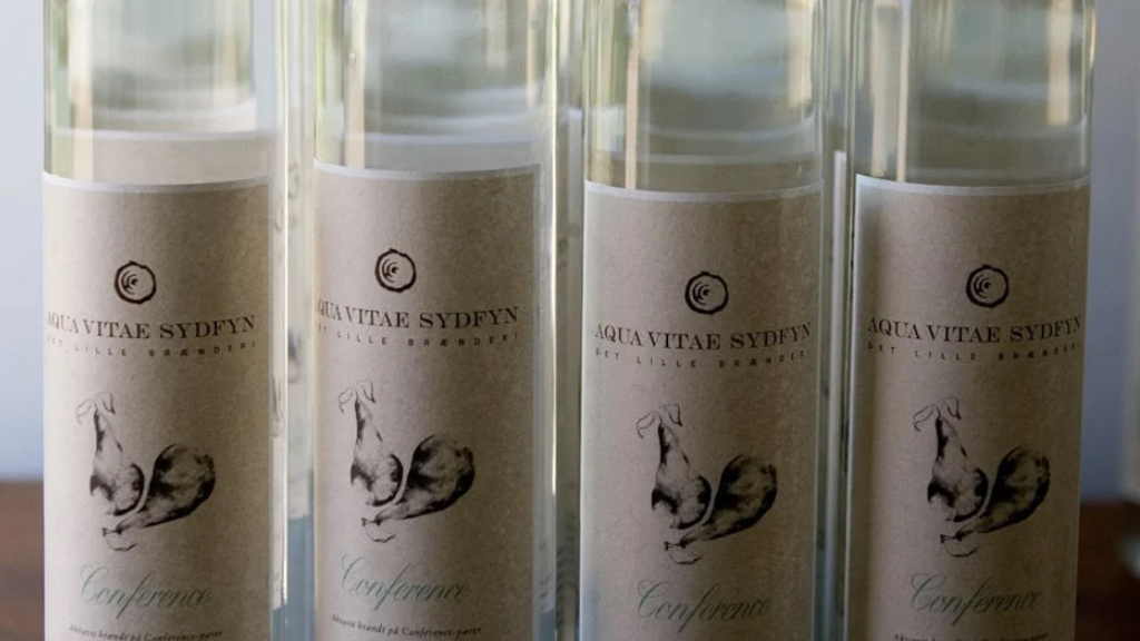 Close-up af flasker med "Aqua Vitae"
