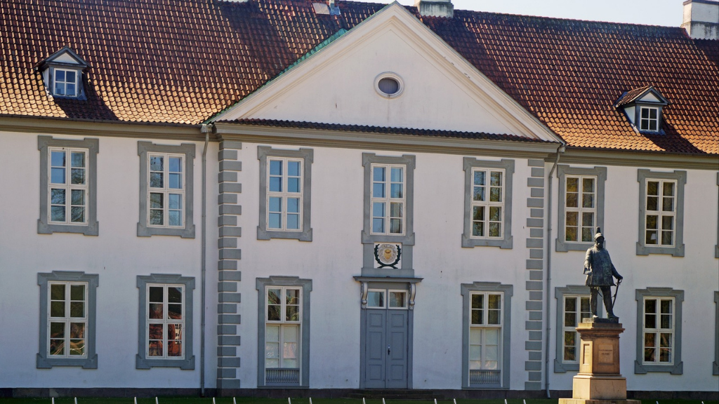 Stort, hvidt slot med rødt tag.