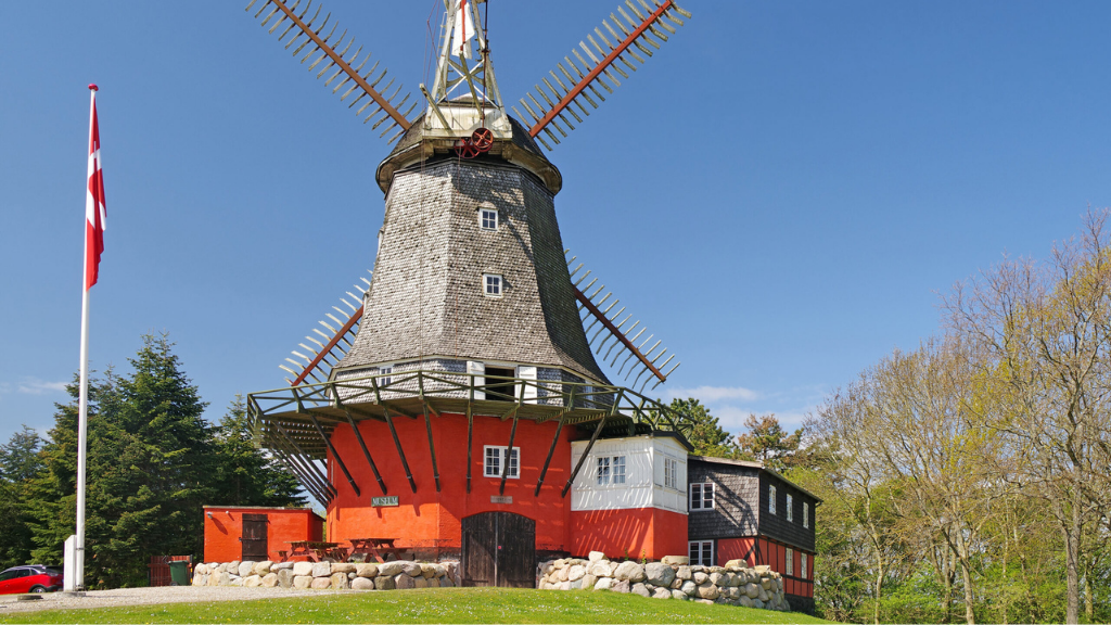 Rote Mühle mit grauem Dach.