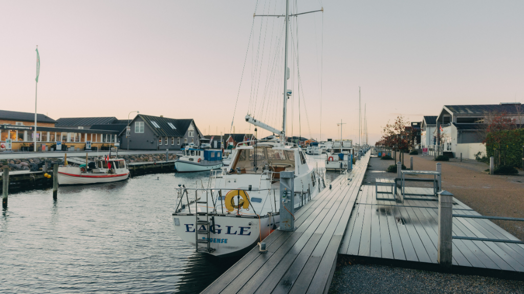 En hyggelig havn set ved solnedgang.