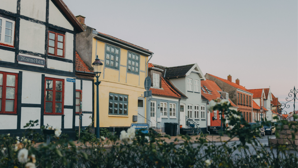 Hyggelige farverige huse på række.