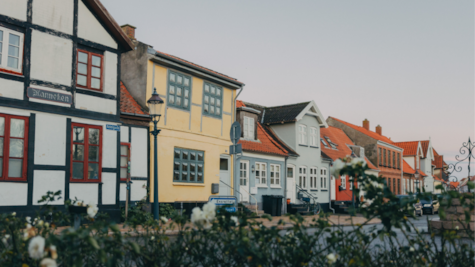 Hyggelige farverige huse på række.