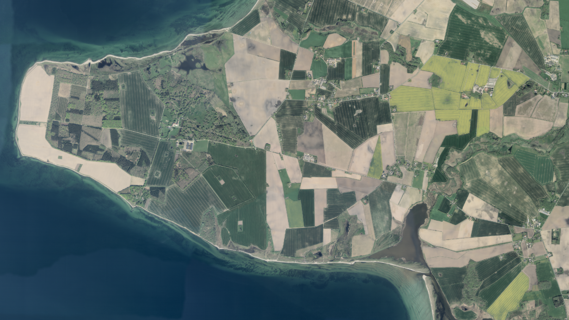 Billede af kyststrækning set fra oven