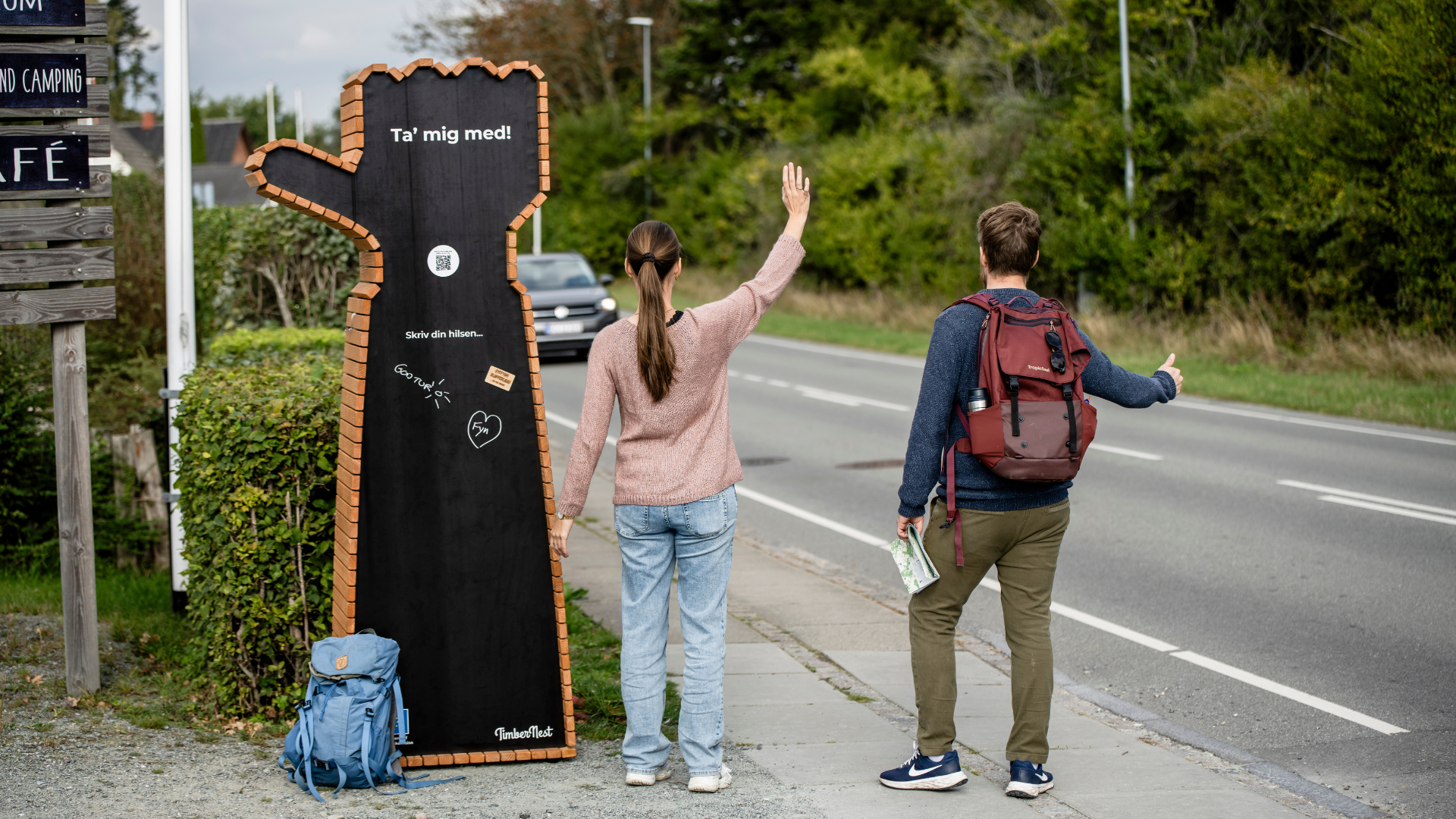 Falsled - Tag mig med bænk. Mennesker står og blaffer