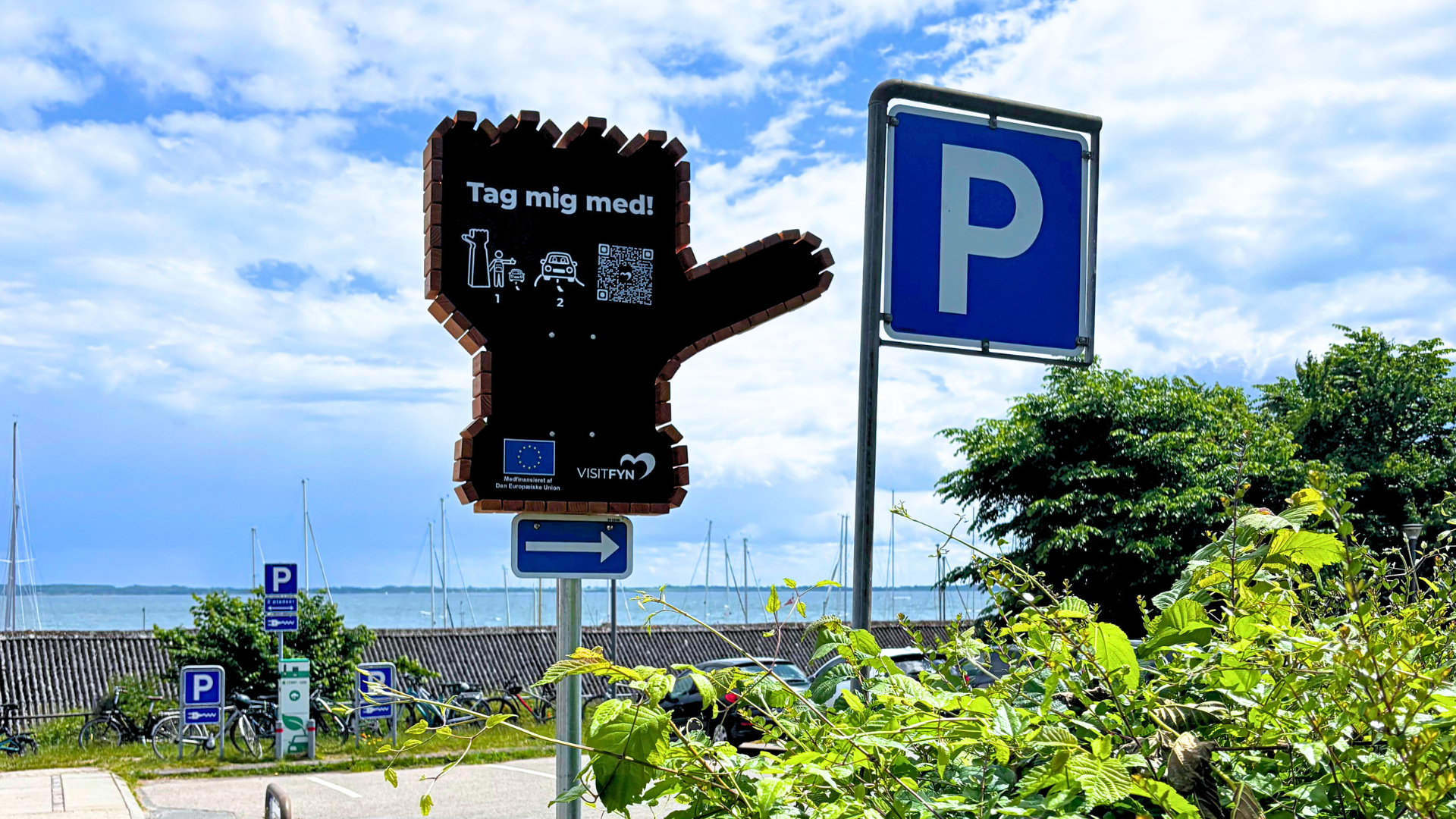 Hitchhiking sign at Lundeborg